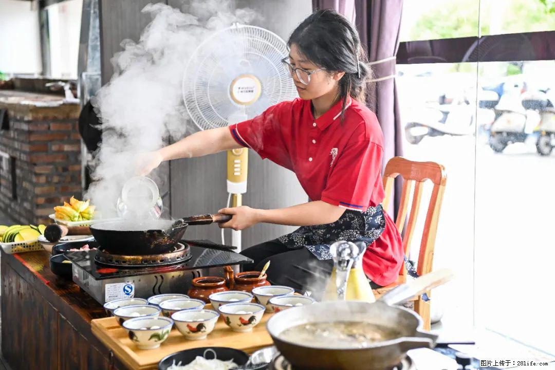全网追的“扁担女孩”,找了一份暑假工,时薪12元 - 邢台生活资讯 - 邢台28生活网 xt.28life.com